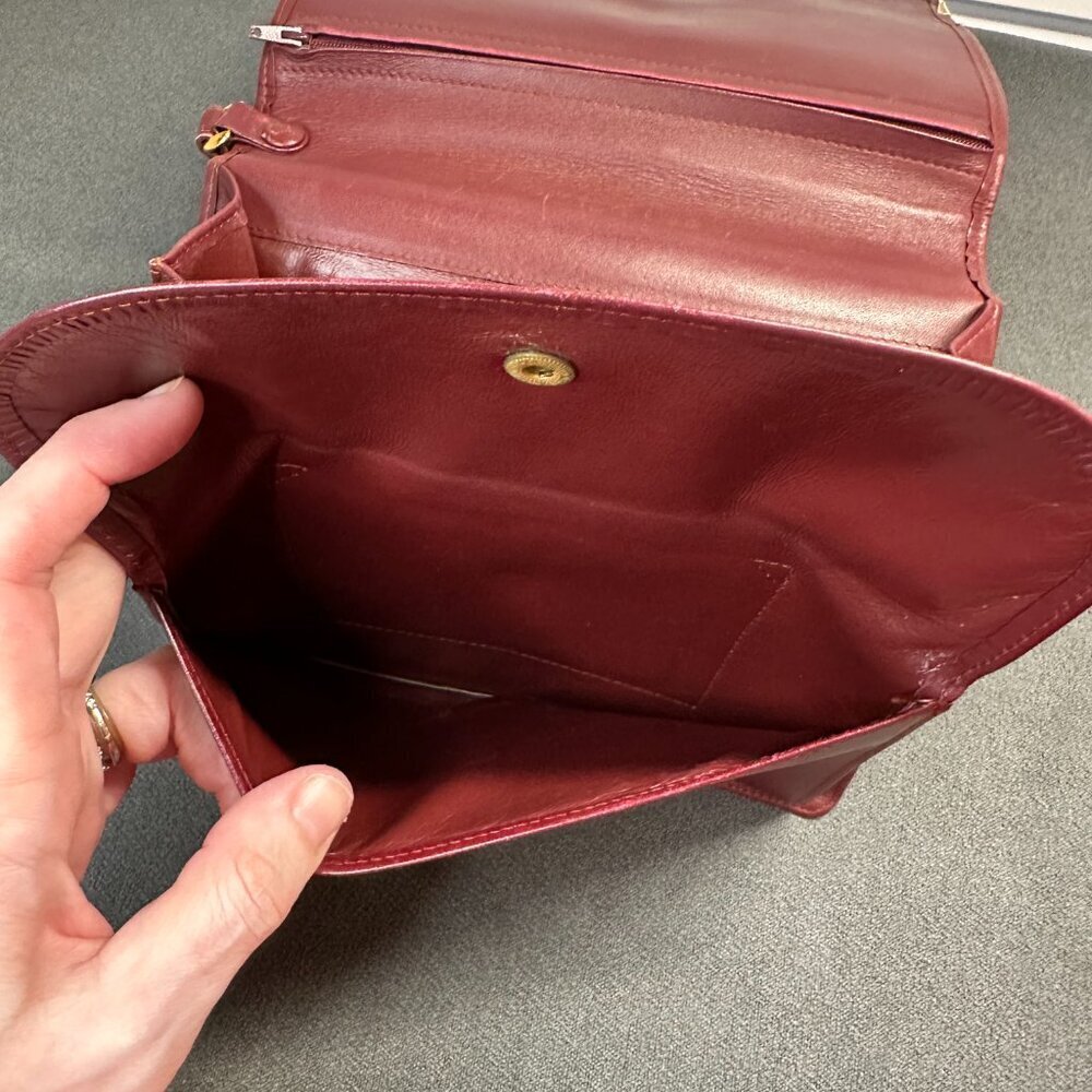✨ VINTAGE CARTIER CLUTCH BAG - RED BORDEAUX BURGUNDY LEATHER W/ GOLD HARDWARE ✨ - Picture 4 of 13